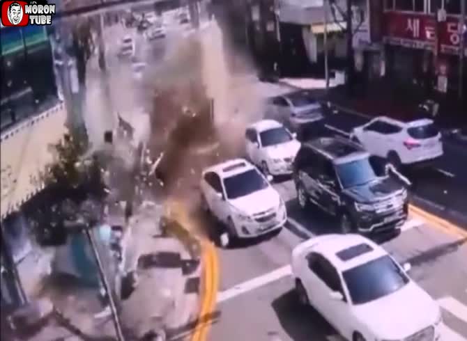 Video :After losing its brakes, a delivery truck breaks apart (South Korea)